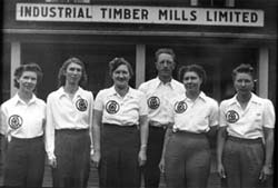 Six femmes principales de l'quipe de premiers soins du camp Industrial Timber Mills. L'quipe a gagn le deuxime prix lors du concours de la Coupe R.J. Filberg de Nanaimo en 1943.